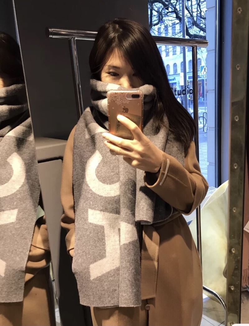 Acne Scarf